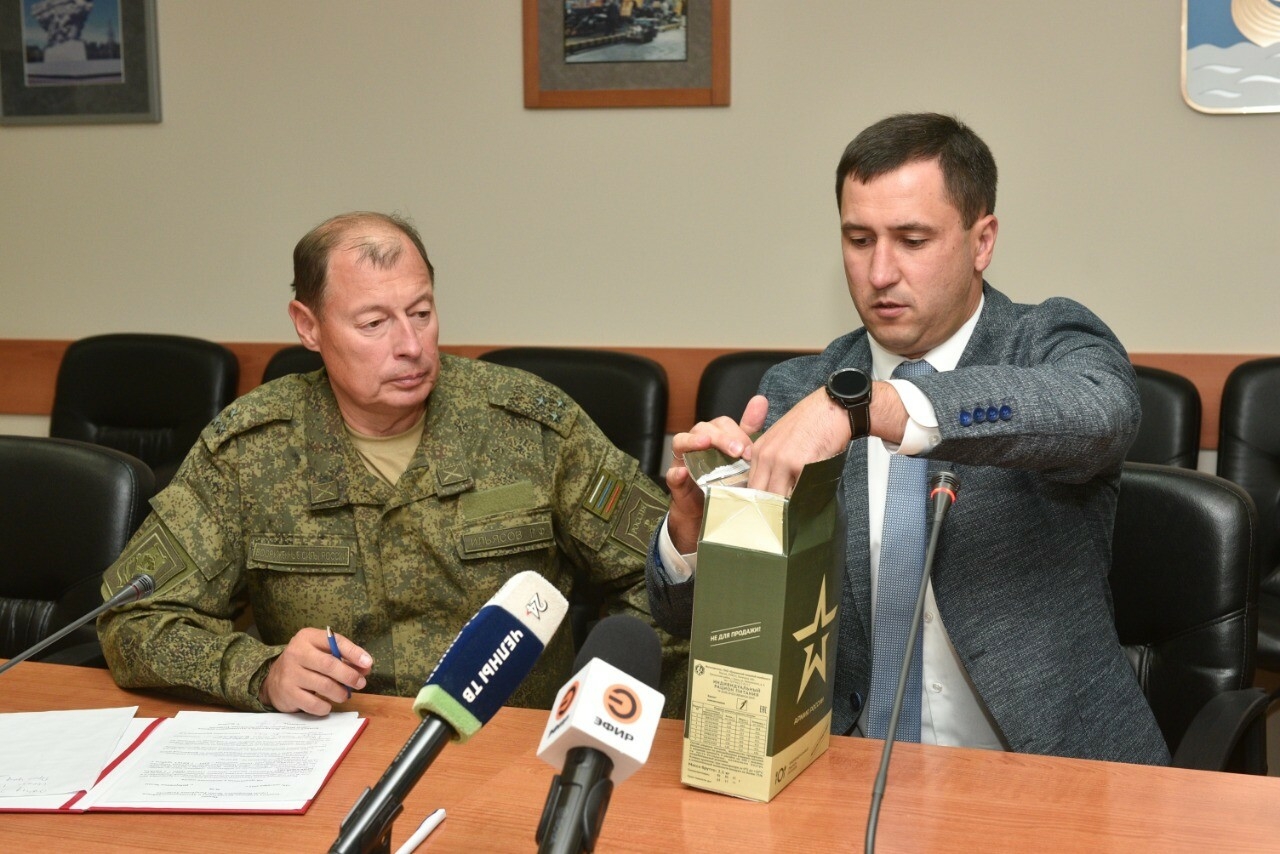 Глава исполкома Челнов Фарид Салахов показал содержимое рюкзаков мобилизованных