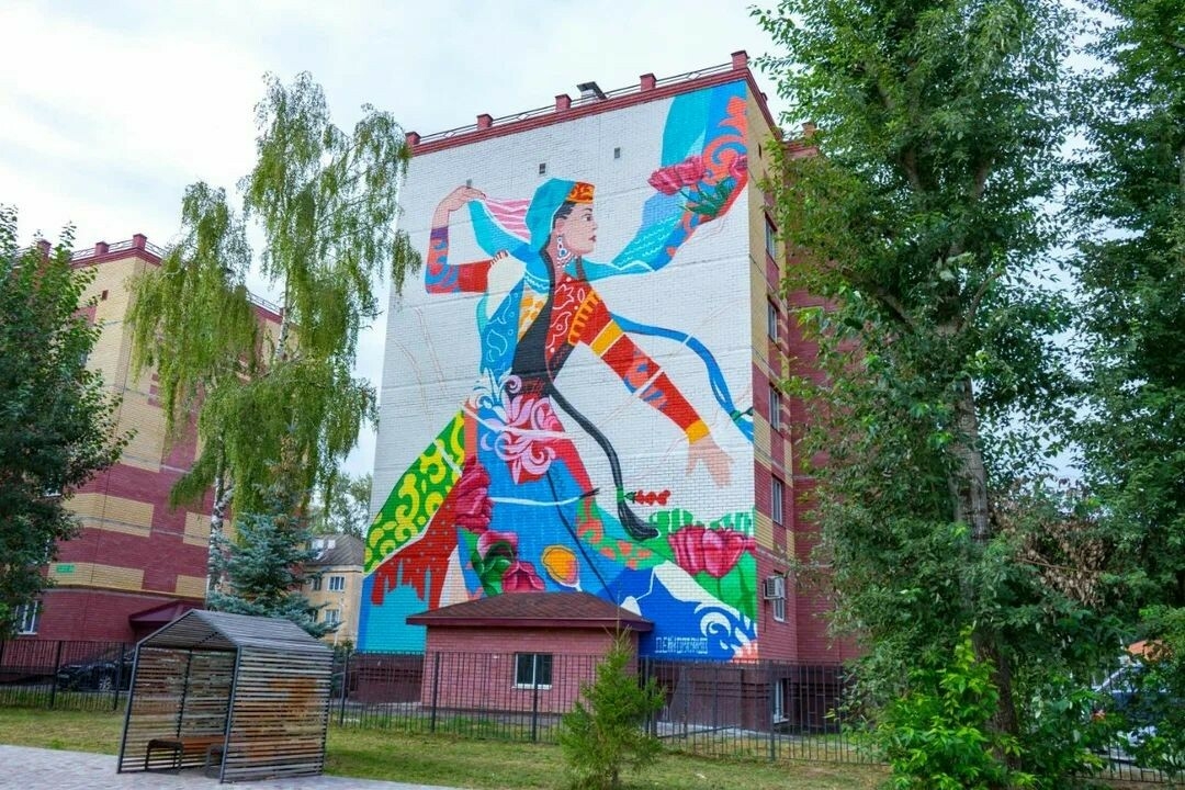Подарок на 90-летие города: в Зеленодольске появился мурал с девушкой в татарском платье