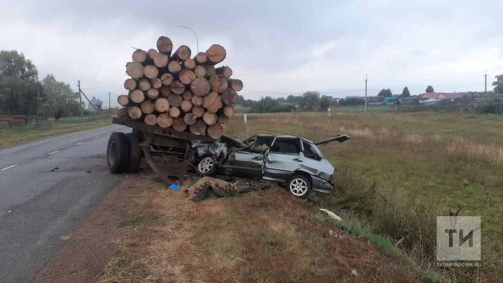 Под Челнами водитель «Лады» погиб, влетев в грузовик с бревнами