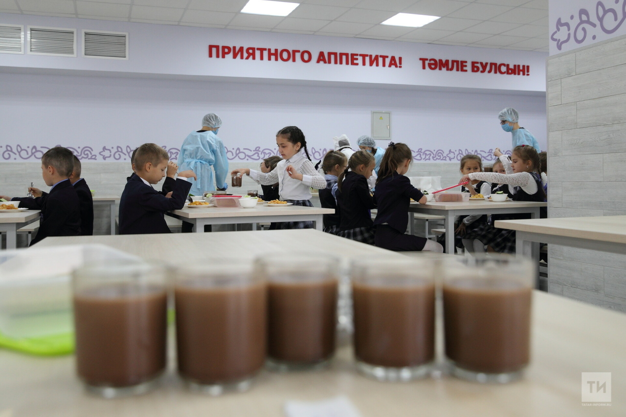 В Казани 100% учеников начальных классов охватили бесплатным горячим питанием