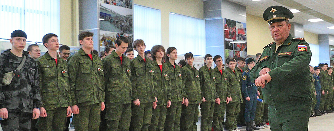 «Хочу служить в ВДВ»: в Казани стартовали масштабные сборы по НВП для старшеклассников