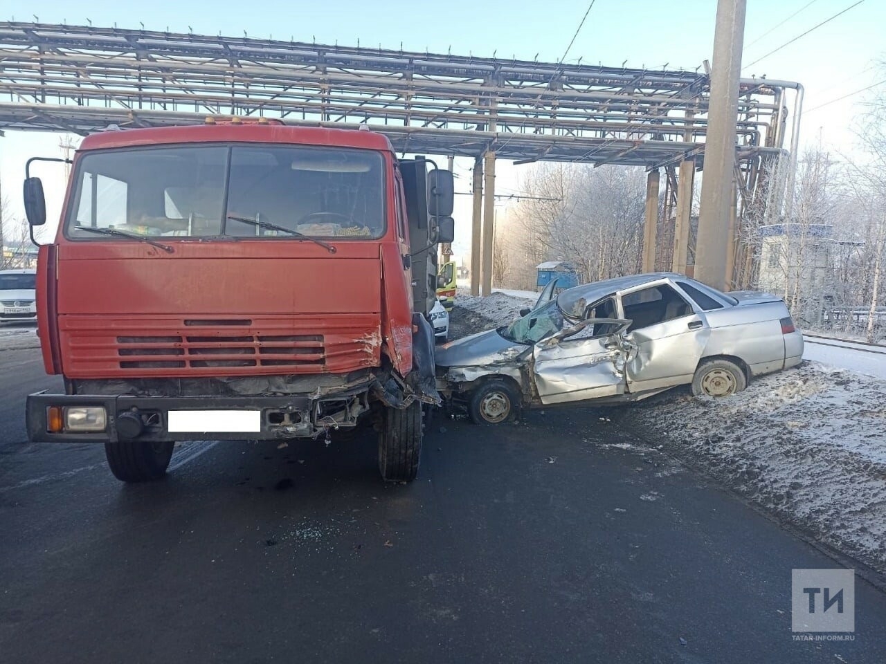 Водитель и пассажир легковушки пострадали, влетев в самосвал в Нижнекамске