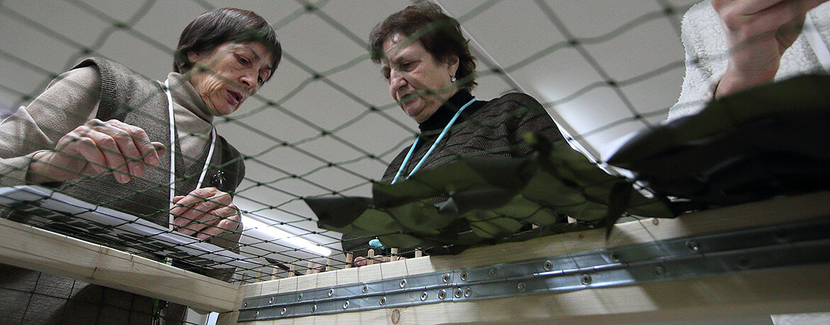 «Мы хотим укрыть их от пуль»: в Казани волонтеры плетут маскировочные сети для фронта