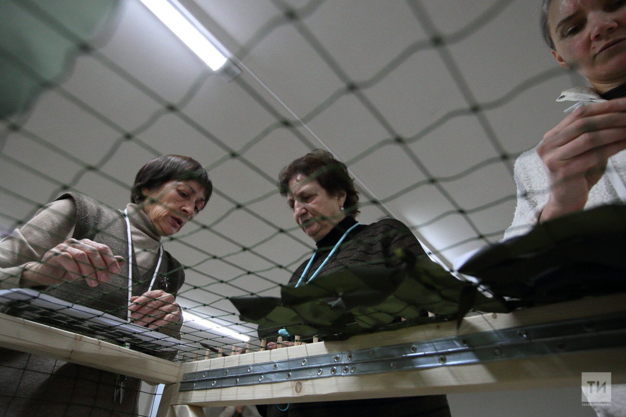 «Мы хотим укрыть их от пуль»: в Казани волонтеры плетут маскировочные сети для фронта