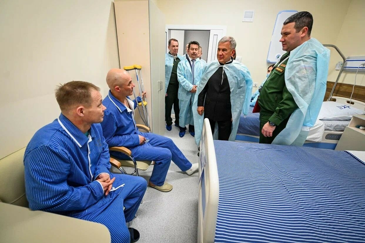 Минниханов навестил военнослужащих, проходящих лечение в военном госпитале Казани