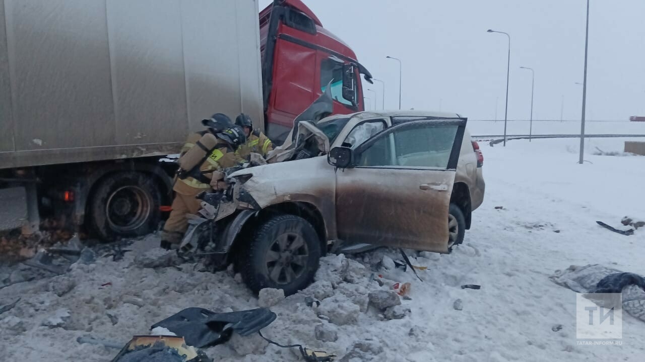 Парень и девушка погибли в страшной аварии с фурой на трассе М7 в Татарстане