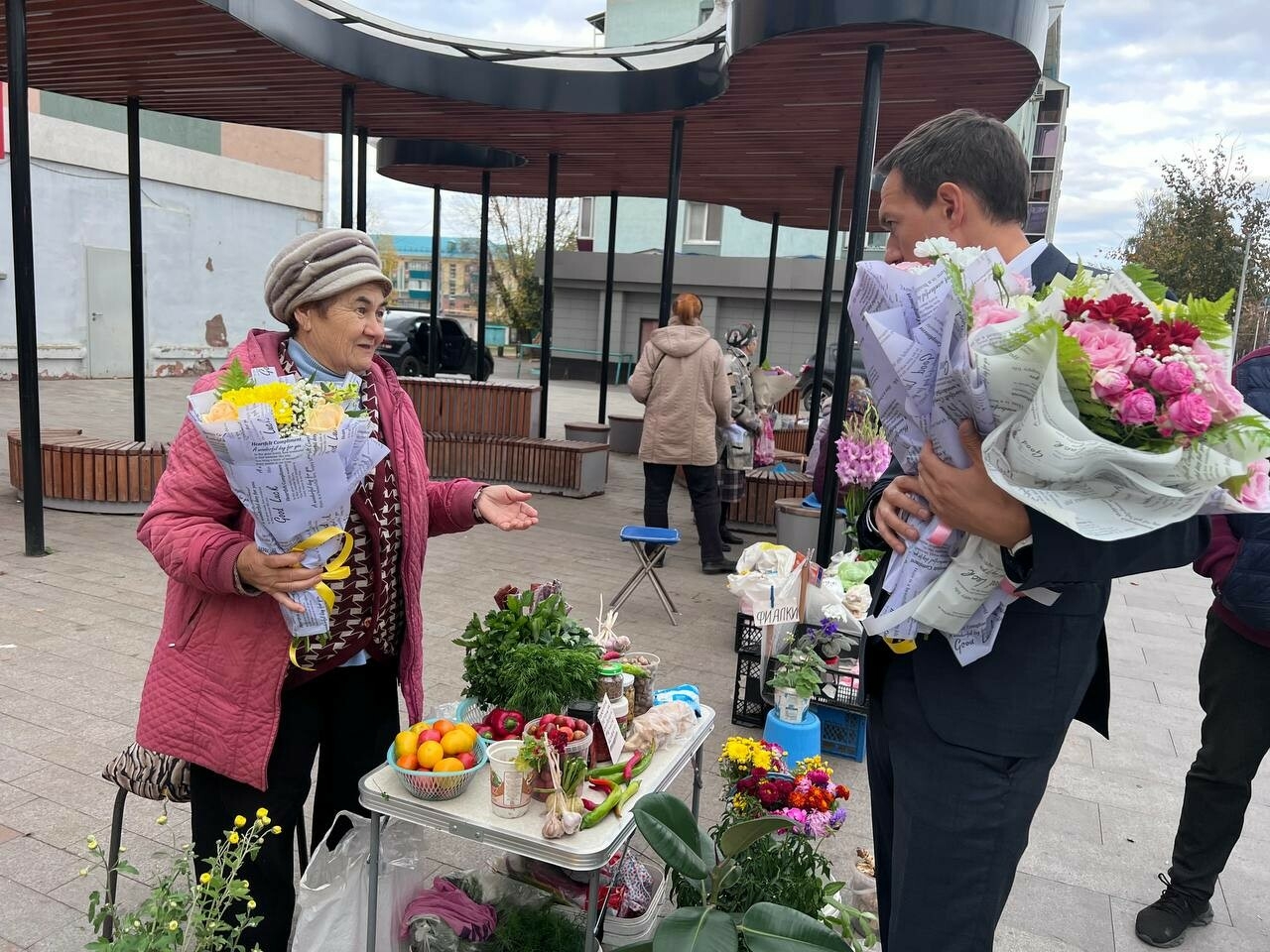 Глава Альметьевска Нагуманов вручил цветы пожилым людям на улице — видео