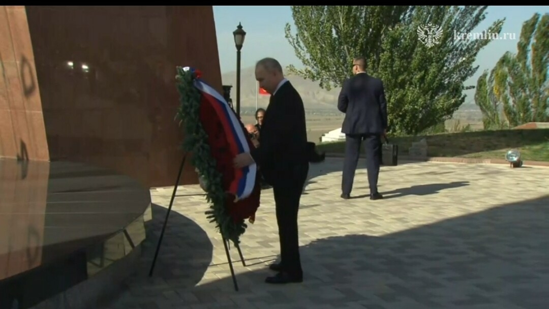 Путин в Бишкеке возложил цветы к мемориалу жертвам трагедии 1916 года