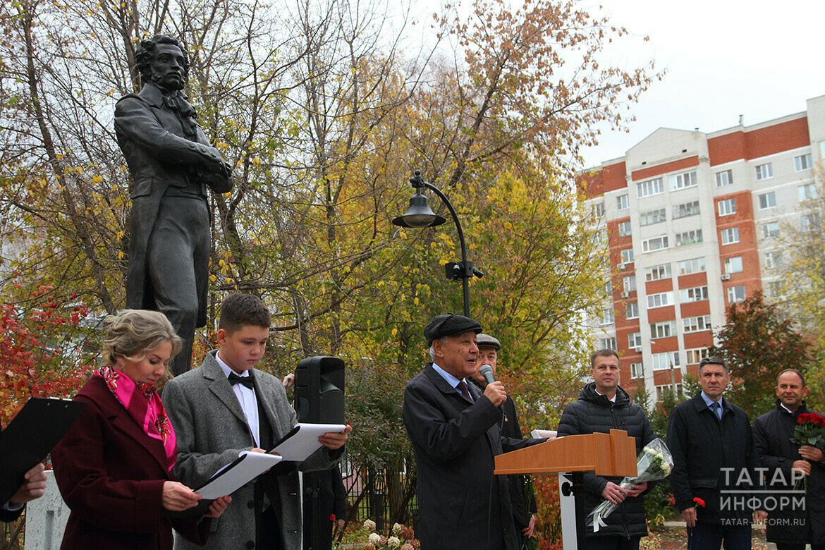 Фарид Мухаметшин открыл памятник Пушкину на площадке казанской гимназии