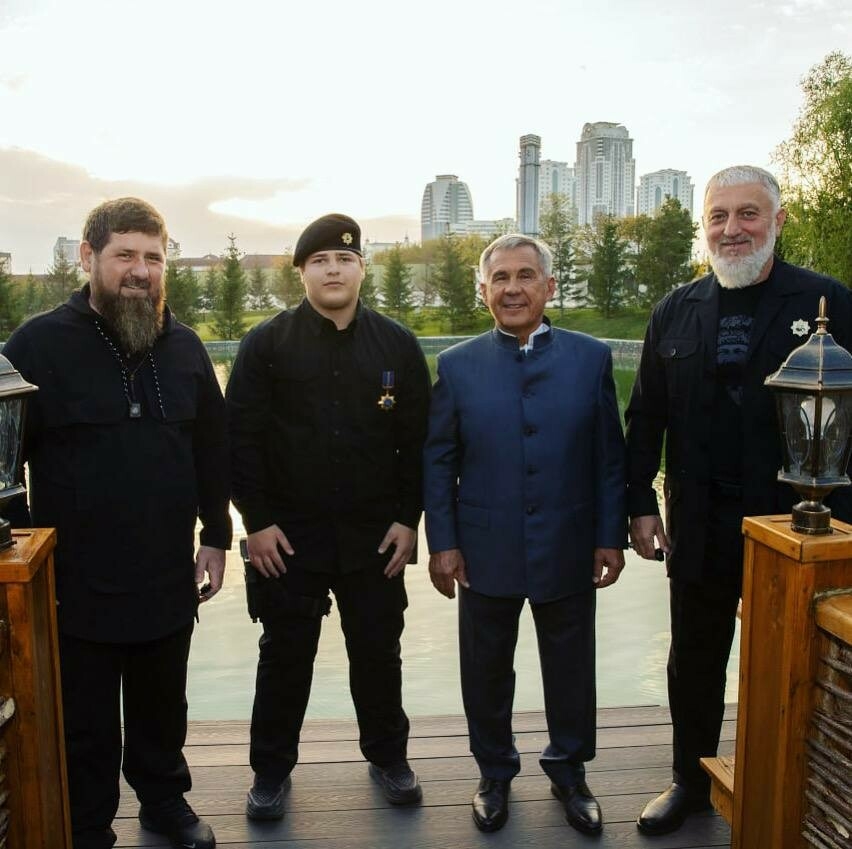 Минниханов лично наградил сына Кадырова орденом «Дуслык»