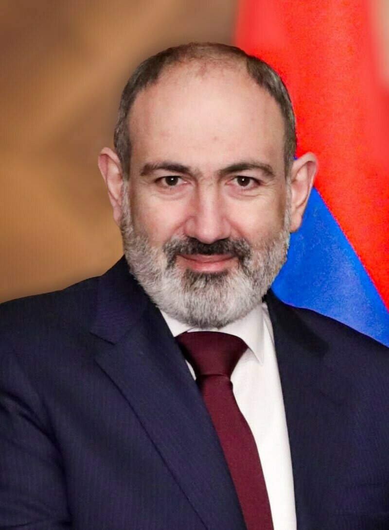 Пашинян заявил, что не видит преимуществ от военной базы РФ в Армении