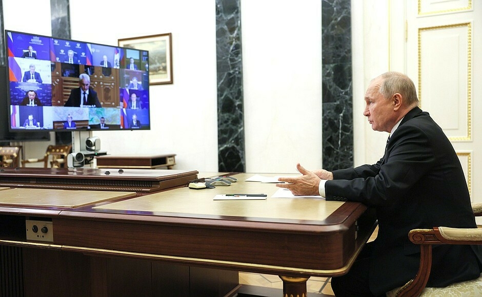 Путин похвалил главу Минсельхоза за прямое включение из курятника