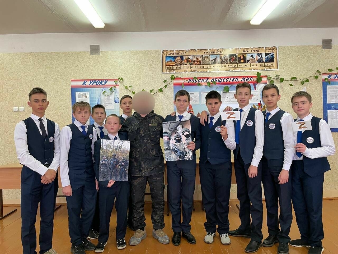 Боец спецоперации из Буинска привез школьникам флаг с подписями сослуживцев