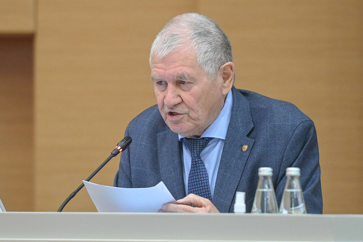 «Они там жульничают»: Минниханову презентовали лазеры и робота-чистильщика