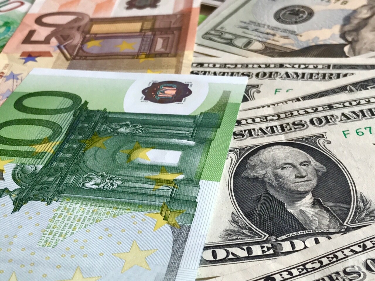 Курс евро впервые с 5 июля опустился ниже 98 рублей на Мосбирже