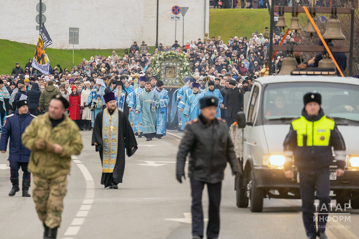 Казанцам напомнили о перекрытии дорог из-за крестного хода 4 ноября