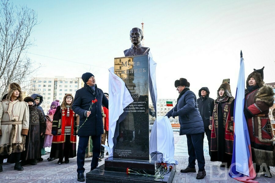 В Якутске торжественно открыли Казанский сквер с памятником поэту Мусе Джалилю