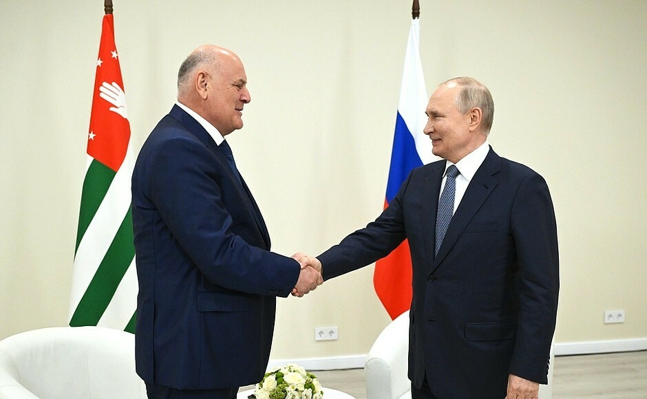 Путин: С Абхазией сотрудничают 64 региона России