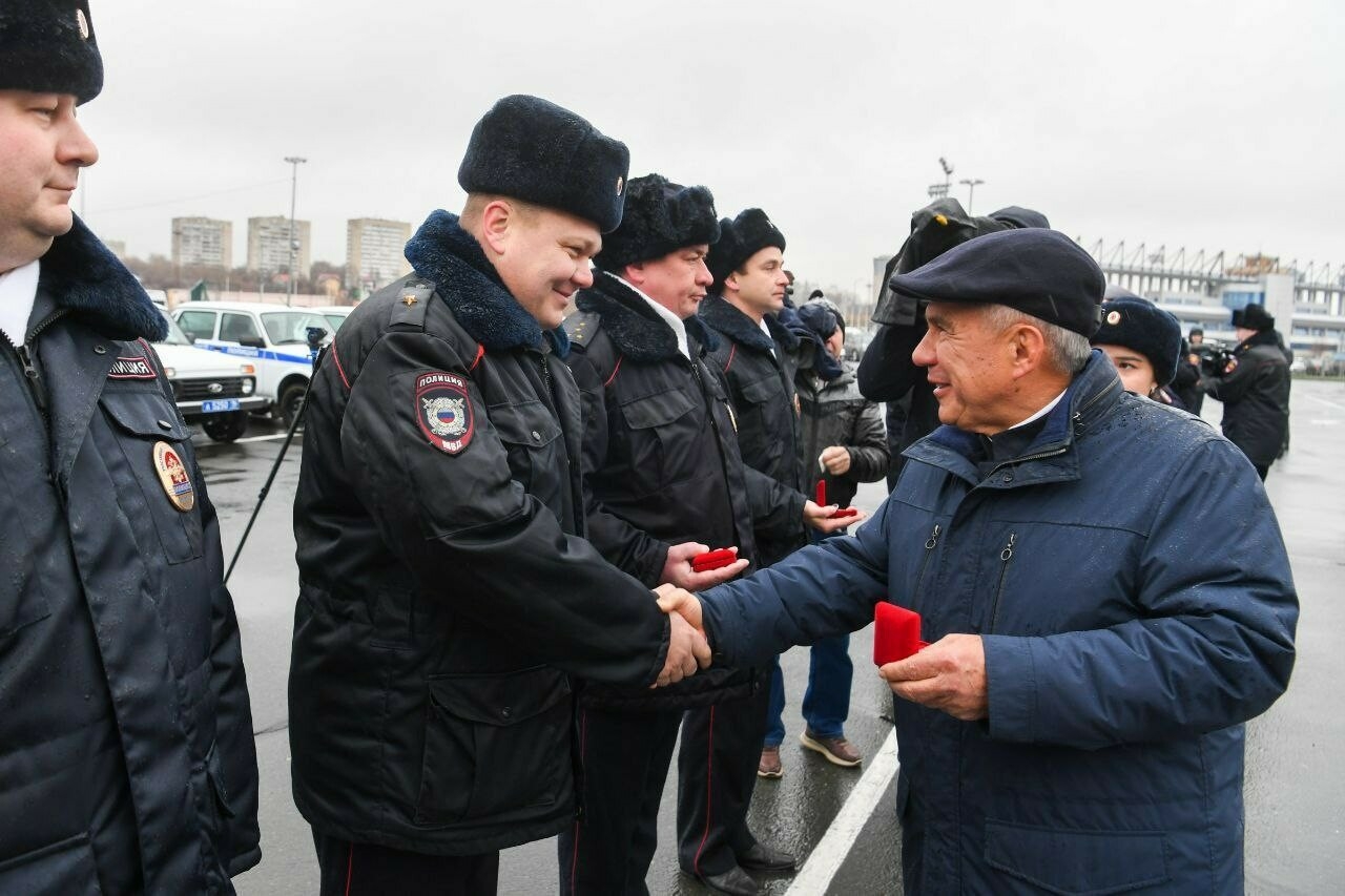 «Хорошая традиция»: Минниханов вручил ключи от автомобилей татарстанским участковым