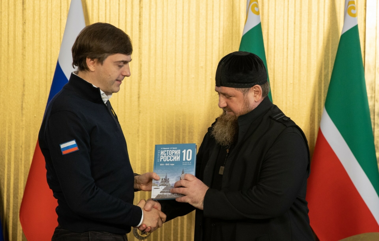 Глава Минпросвещения показал Кадырову измененный учебник истории