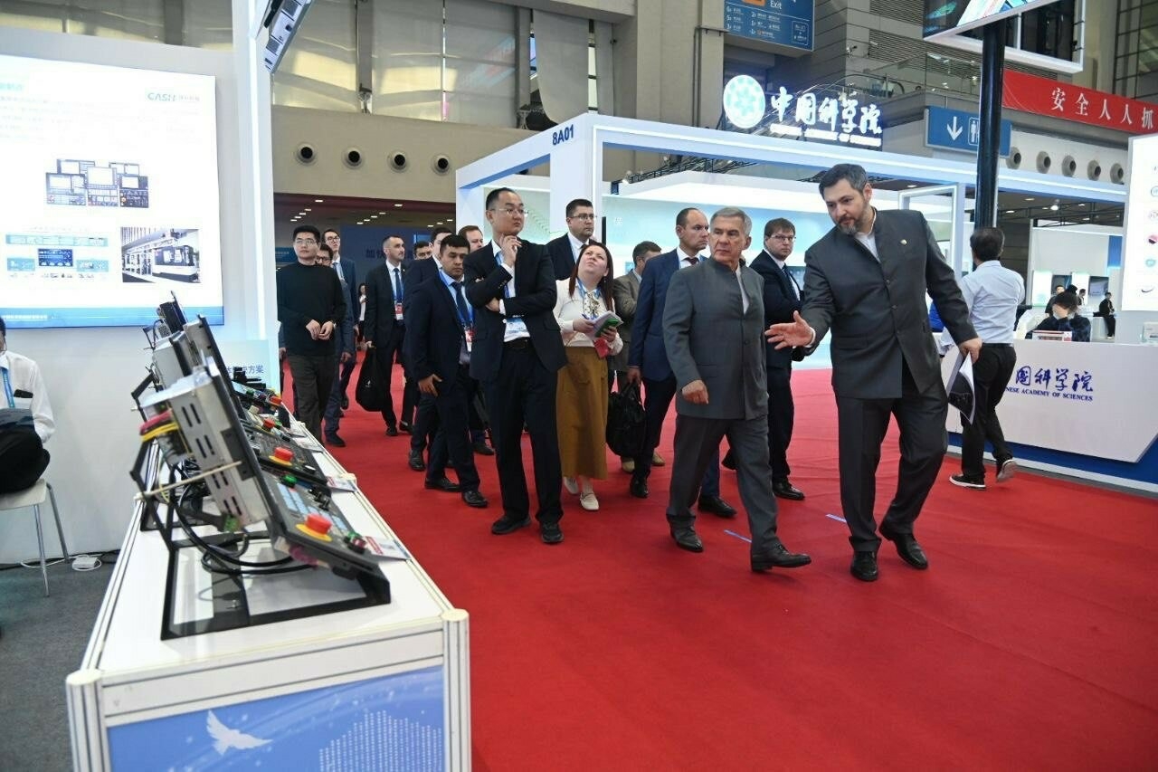 Минниханов ознакомился с разработками компаний на Китайской выставке высоких технологий