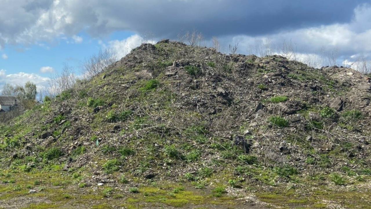 С компании из Буинска взыскали более 900 тыс. рублей штрафа за крупную свалку щебня