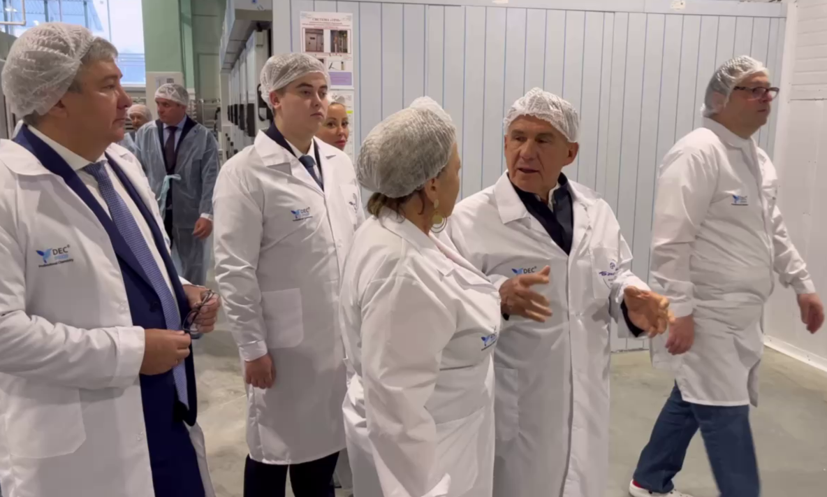 Миңнеханов «Яшел Үзән» сәнәгать мәйданчыгында ярымфабрикат әзерләү фабрикасында булды
