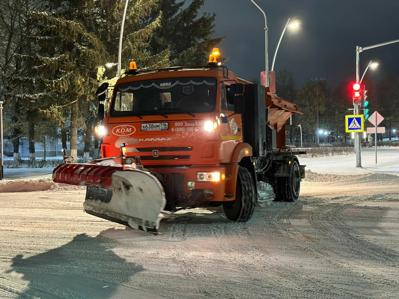 Дорожные службы Бугульмы с 3 часов утра боролись со снежной стихией на улицах