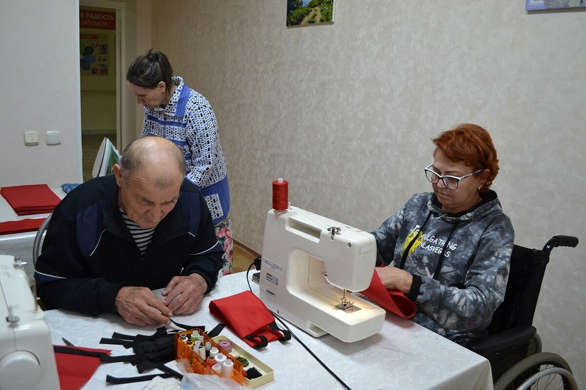 В Елабужском доме-интернате для пожилых начали шить повязки «свой-чужой» для бойцов