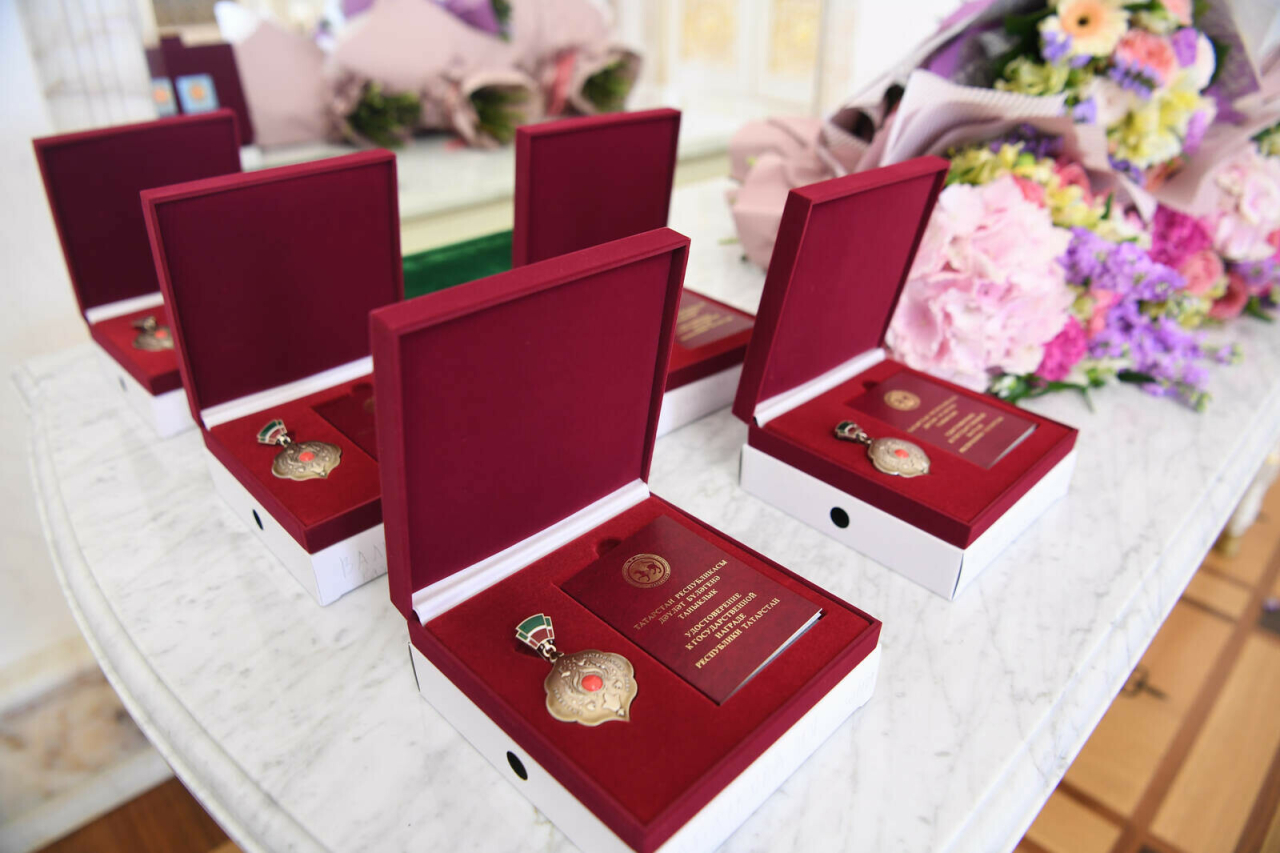 Минниханов наградил трех жительниц Татарстана медалью «Ана даны – Материнская слава»