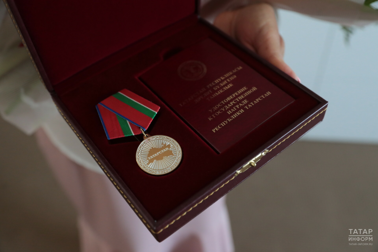 Минниханов наградил ветерана труда медалью «100 лет образования ТАССР»