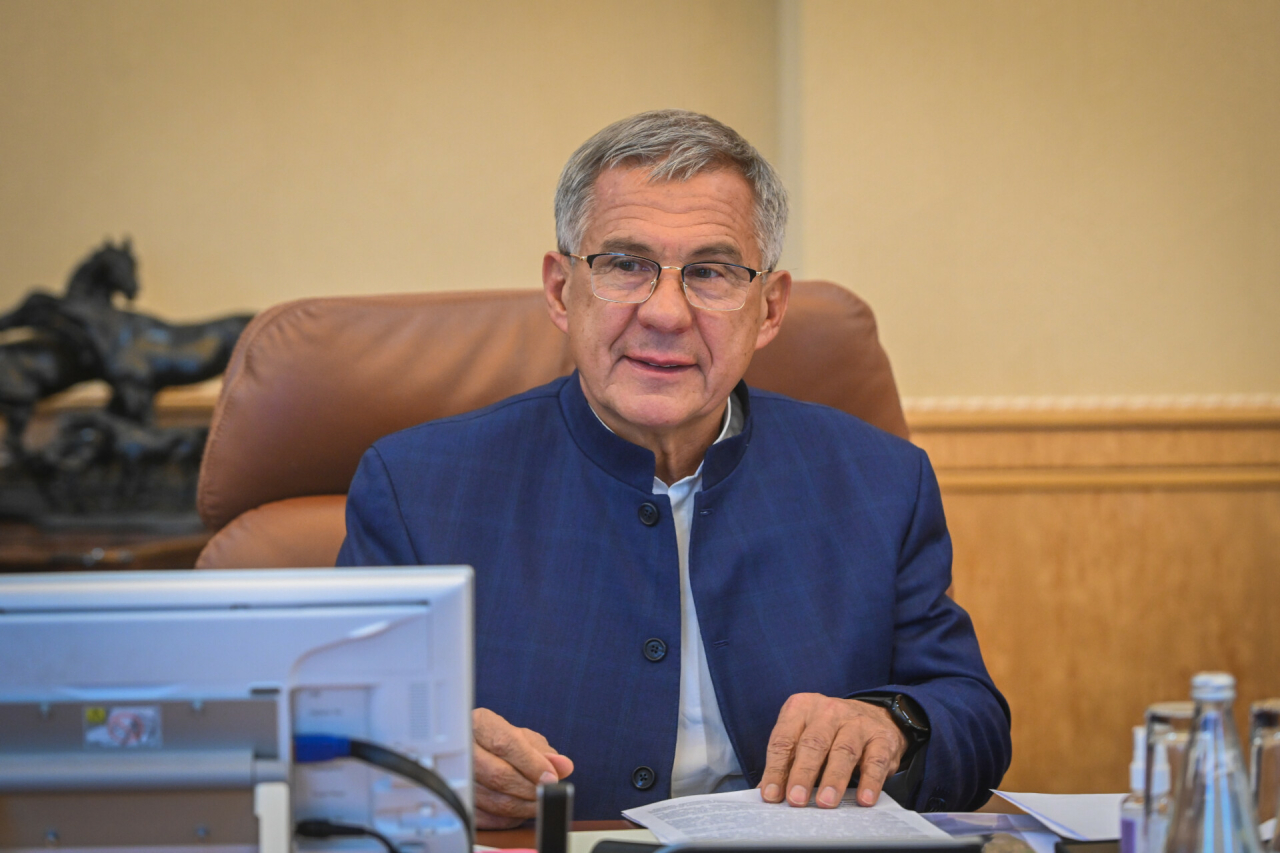 Минниханов внес изменения в состав Комиссии при Раисе по русскому языку