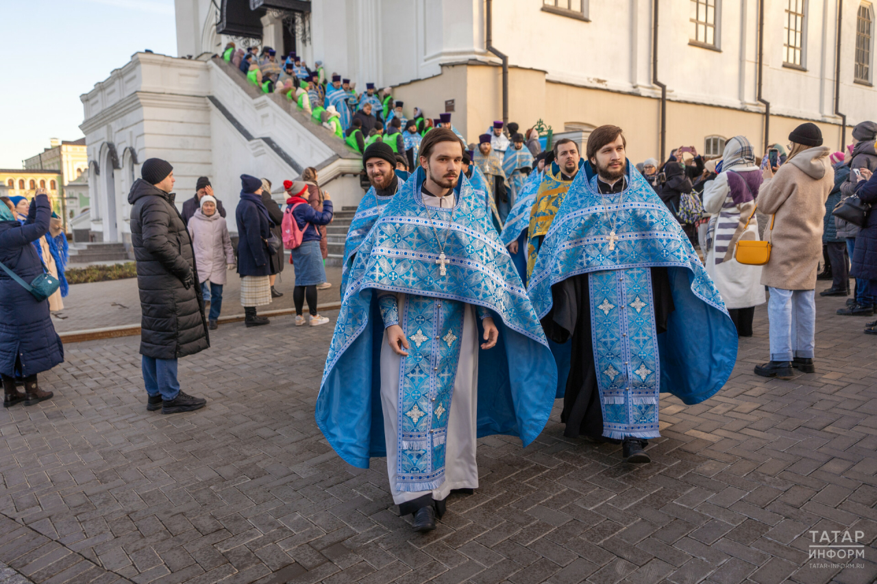 «Для Матери Божией все мы – дети»: на крестный ход в Казани собрались тысячи верующих