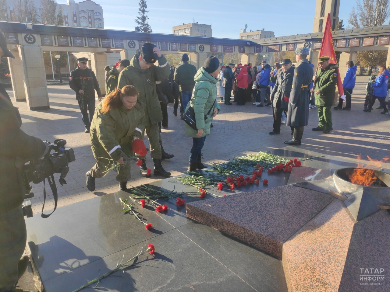 Молодежь Татарстана возложила цветы к Вечному огню в казанском парке Победы