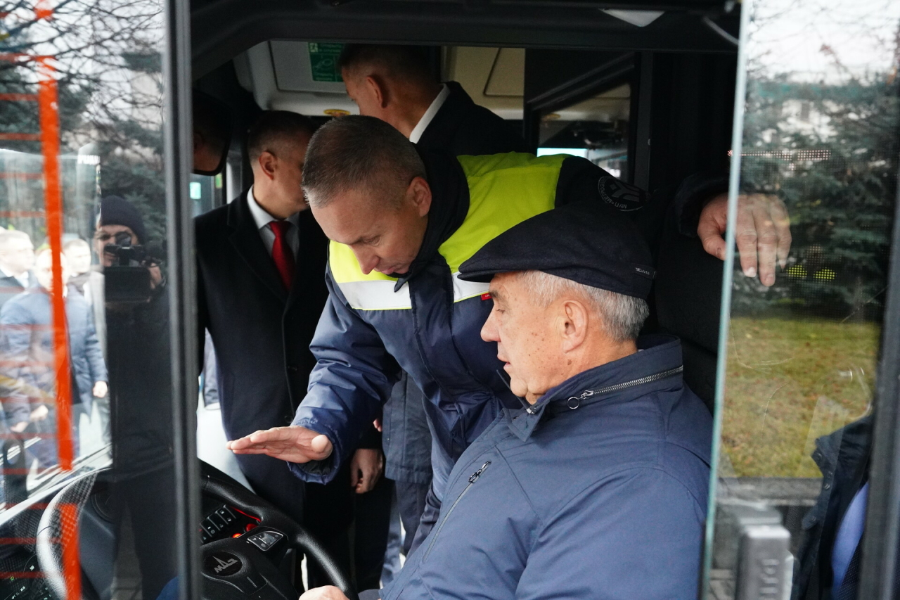 «Таких в России ещё нет»: Минниханов осмотрел 25 новых казанских троллейбусов из Беларуси