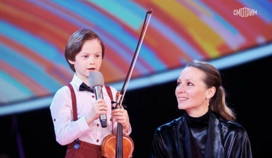 8-летний челнинец поразил жюри «Синей птицы» на канале «Россия-1» игрой на скрипке