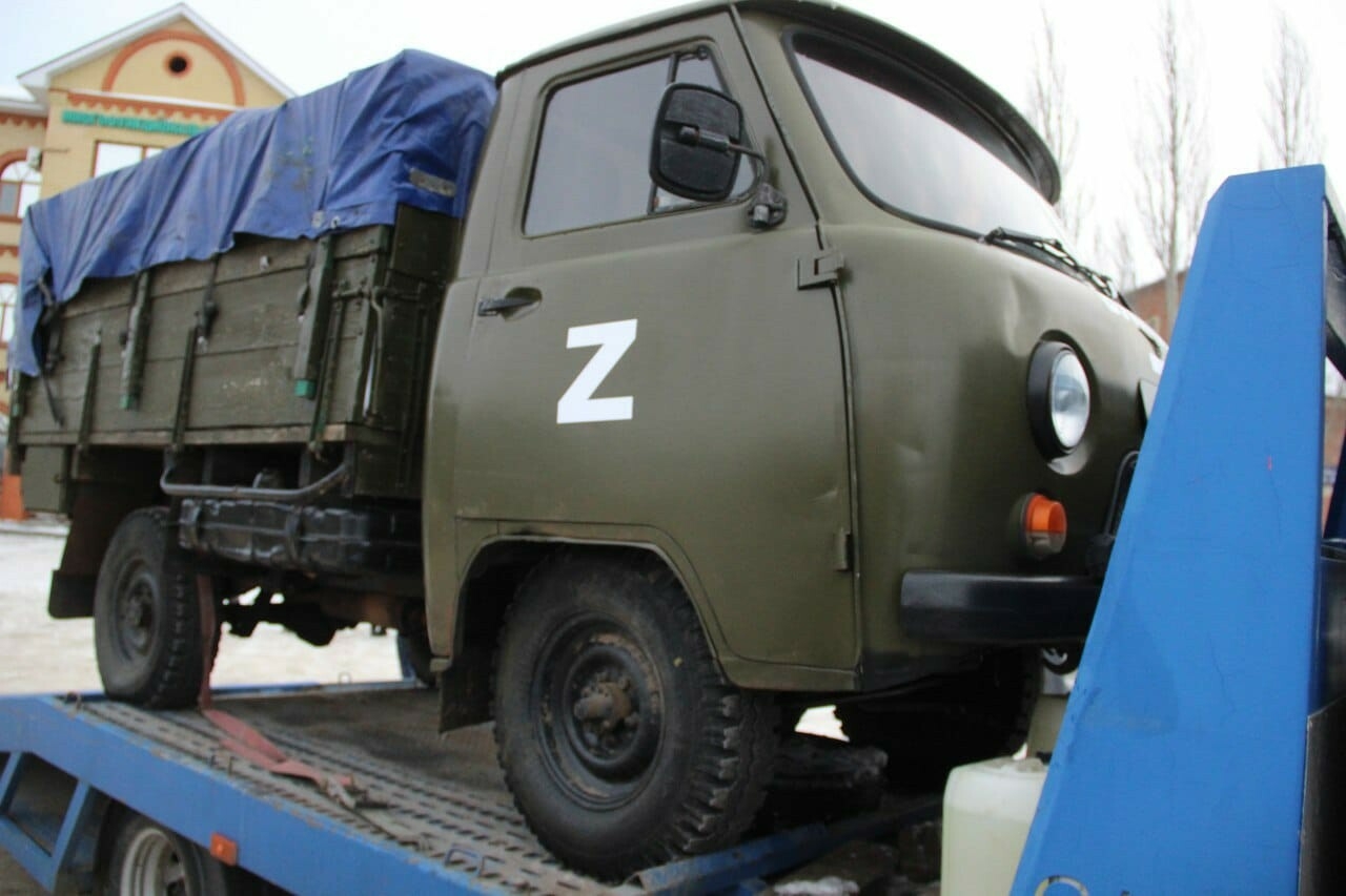 Глава Буинского района повез в зону СВО более 22 тонн гумпомощи и УАЗ