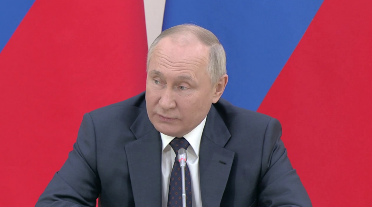 Путин поздравил с 30-й годовщиной принятия Конституции России