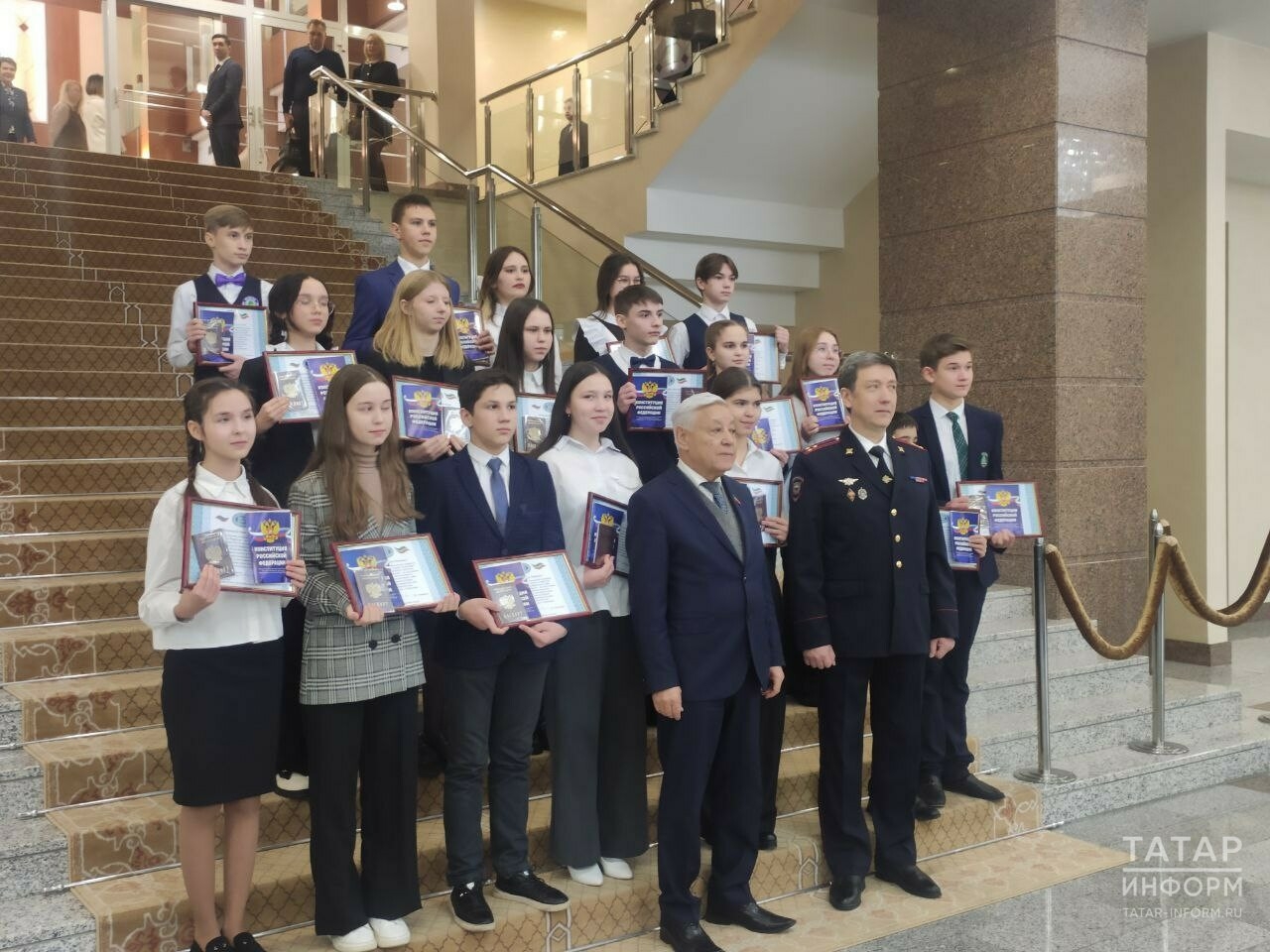 «Вы вступаете в новую большую жизнь»: Мухаметшин вручил паспорта 20 юным татарстанцам