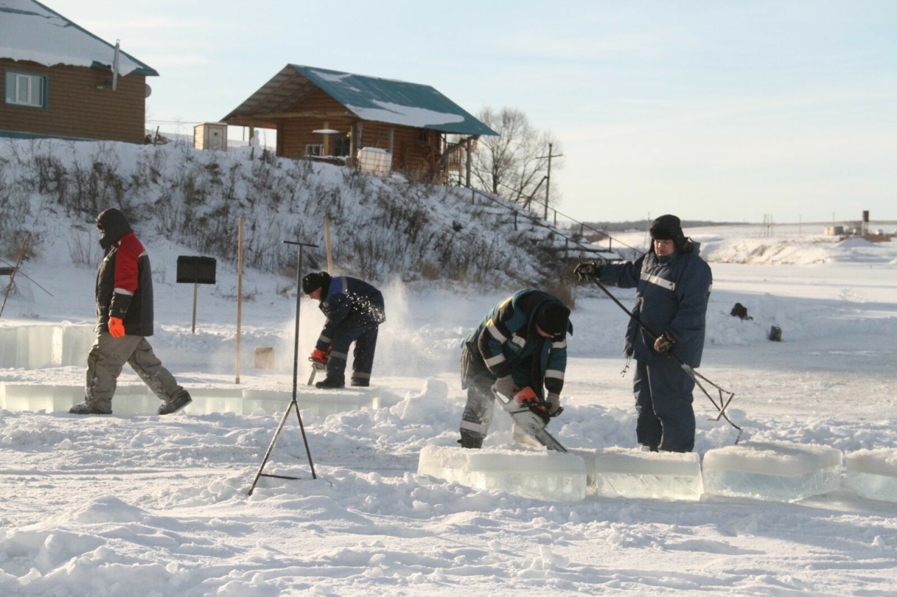 Четыреста кубометров льда используют для оформления новогоднего городка в Бугульме