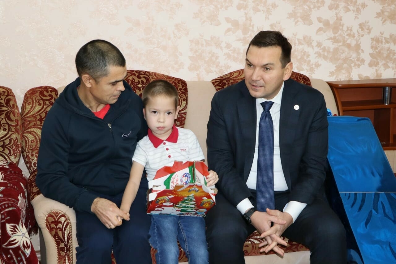 Глава Апастово подарил мальчику инвентарь для реабилитации после кровоизлияния в мозг