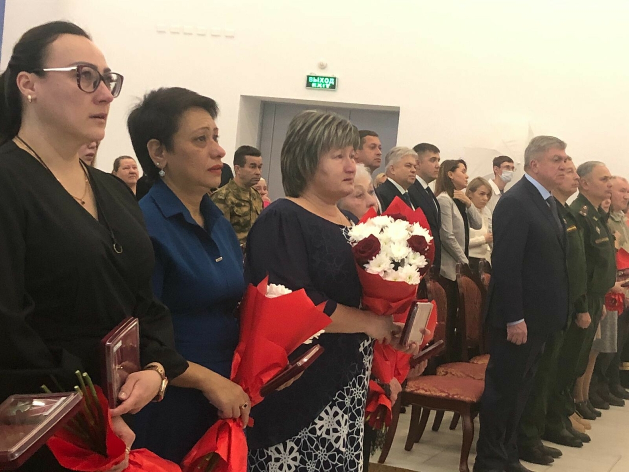 «Всегда будем рядом с вами»: Наиль Магдеев вручил ордена Мужества матерям бойцов СВО