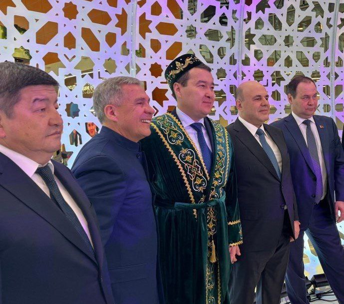 Минниханов подарил Премьер-министру Казахстана на день рождения татарский чапан