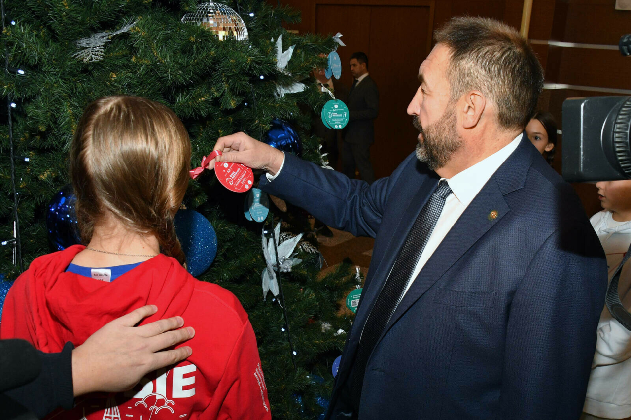 Песошин и депутаты Госсовета приняли участие в новогодней акции «Елка желаний»
