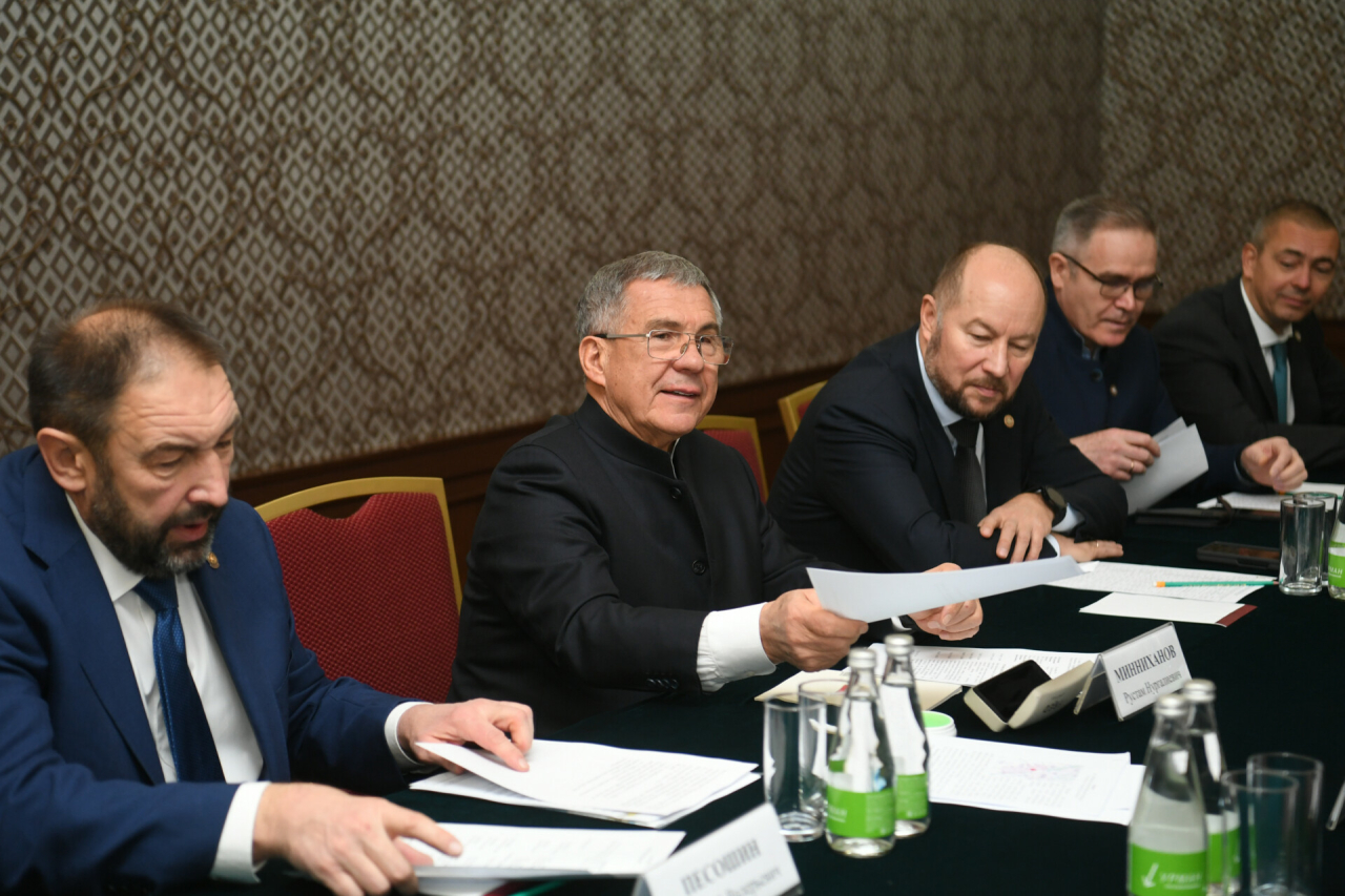 Минниханов обсудил планы по восстановлению Лисичанска и Рубежного с главами городов