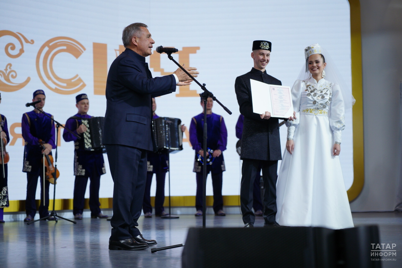 Видео: Молодая пара из Татарстана сыграла свадьбу на полях форума «Россия»