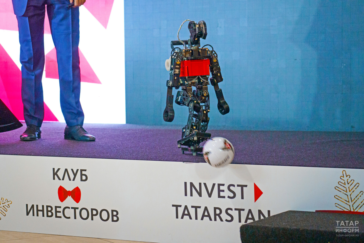 Вложения на 1 трлн, робот-футболист и нейросети: как чествовали инвесторов в Казани