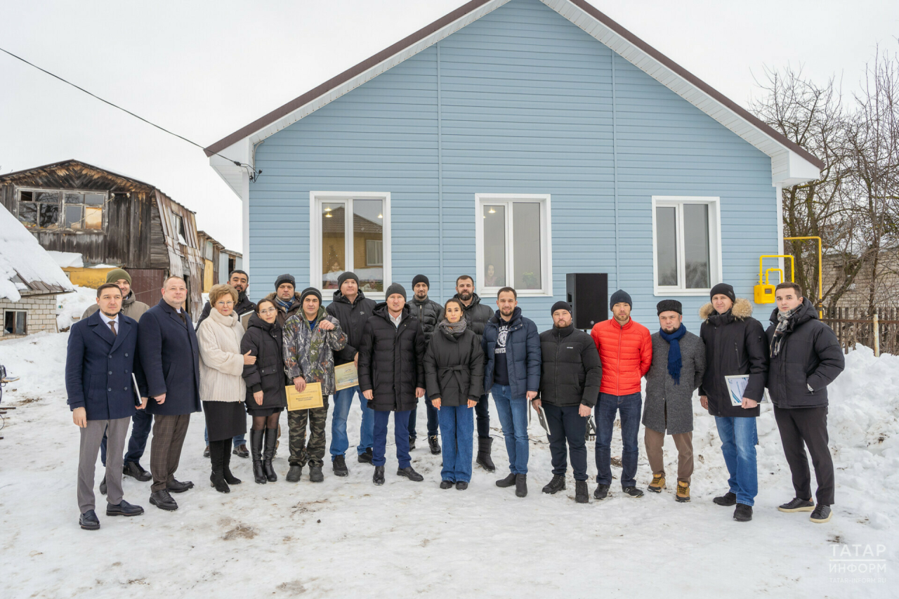 Многодетной семье погорельцев в Зеленодольском районе РТ вручили ключи от нового дома