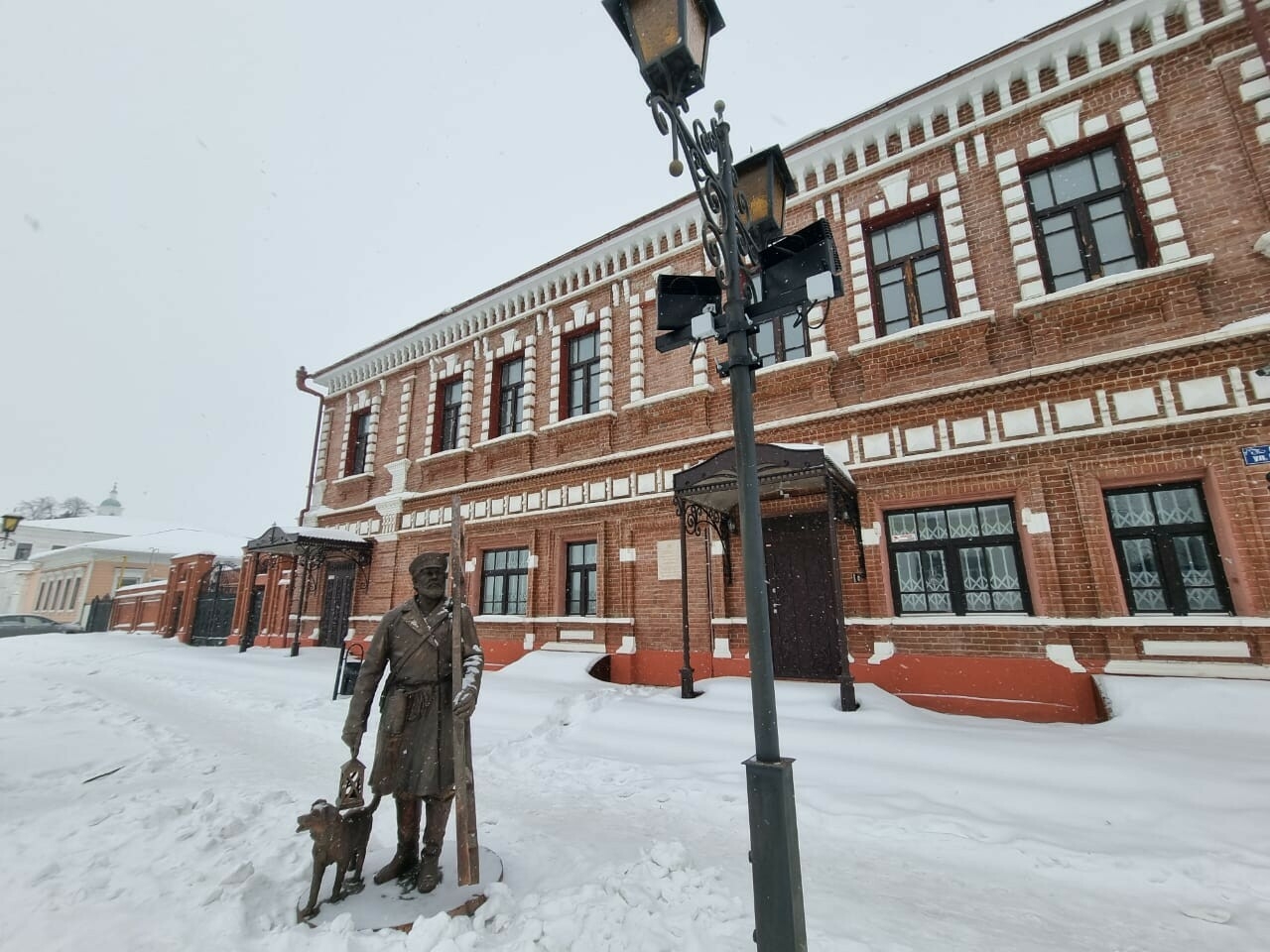 В Елабуге установили бронзовую скульптуру фонарщика