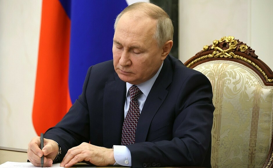 Путин заявил о необходимости установить статус многодетной семьи